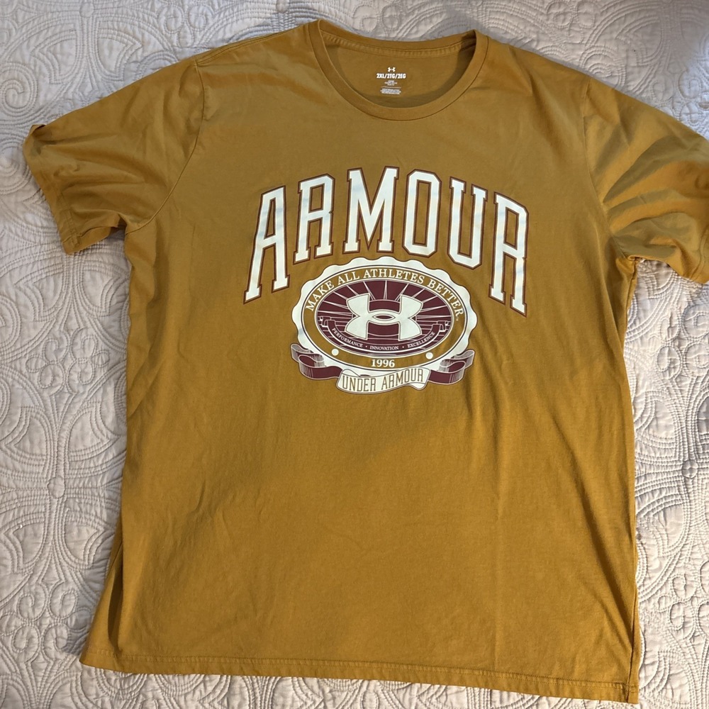 Under Armour Loose Coupe Mens Mustard Graphic T-Shirt Crew Neck Size 2XL